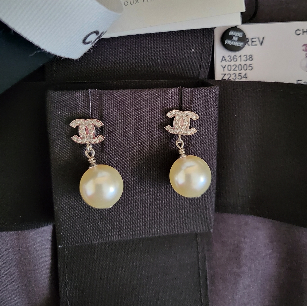 Brand new authentic Chanel crystal cc with pearl earrings - Picture 5 of 17